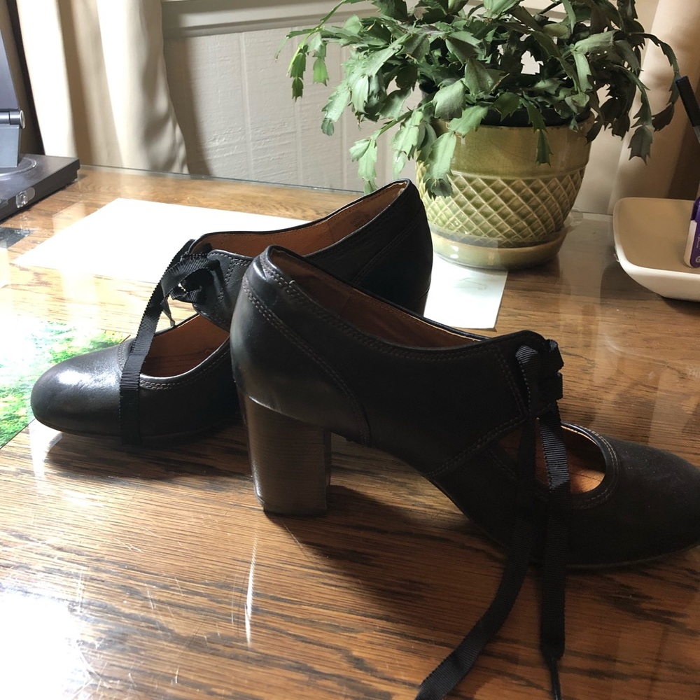 Clarks retro black heels